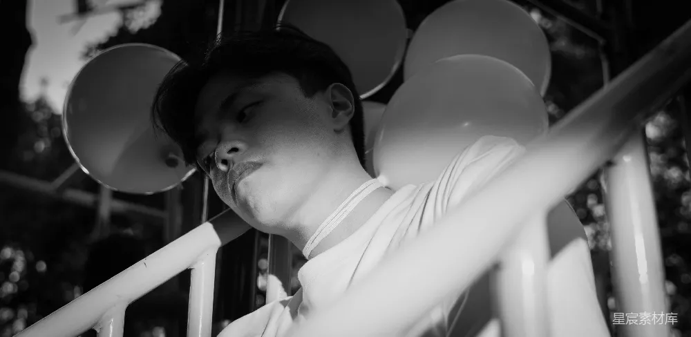 高清摄影  一个闭着眼睛戴着帽子的男人