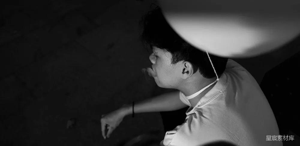 高清摄影  一个男人头顶着一把伞。