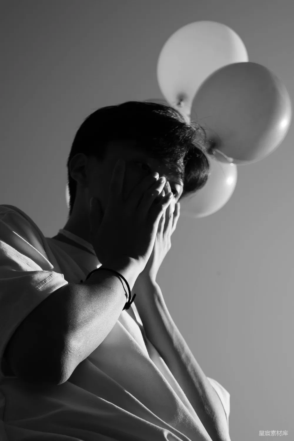 高清摄影 人物 一张黑白照片，照片中一个男人手里拿着气球。