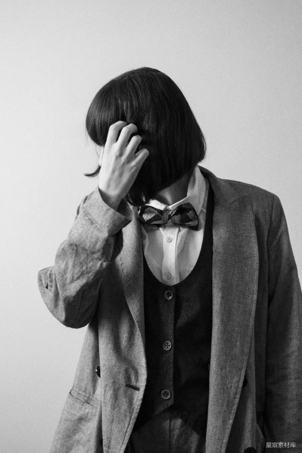 高清摄影  穿灰色西装夹克的男人