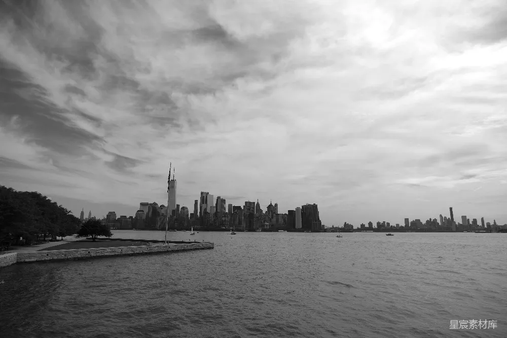 高清摄影  一片水域，背景是城市。