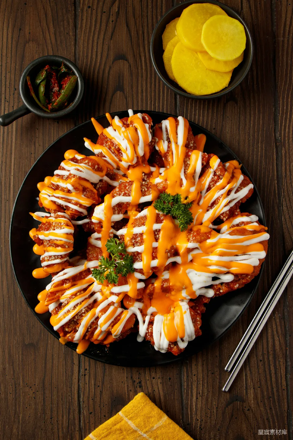 木桌上的餐盘