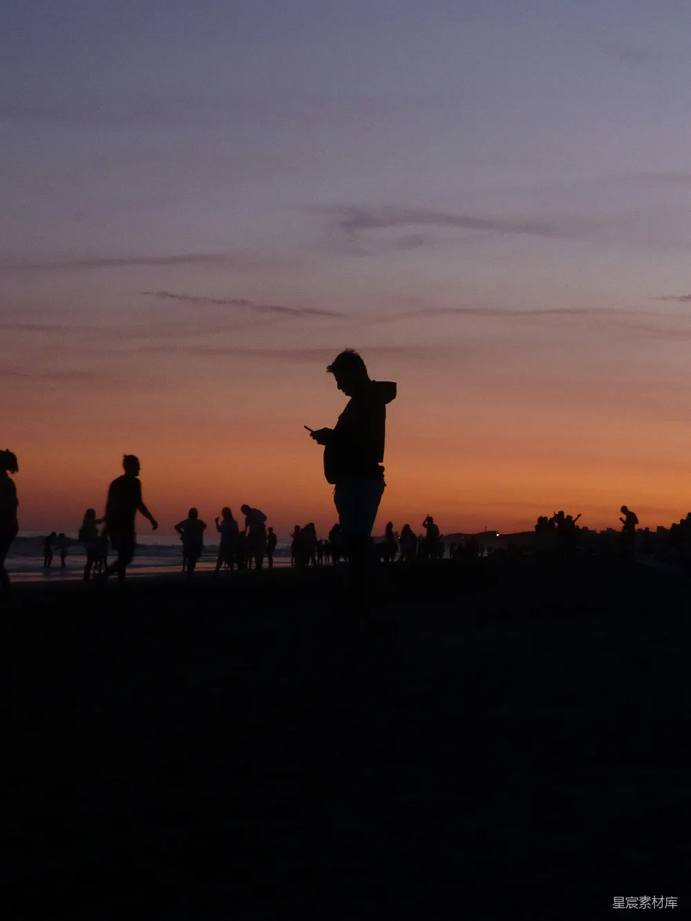 夕阳下人们站在田间的轮廓