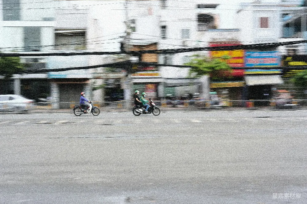 一群人在街道上骑摩托车。