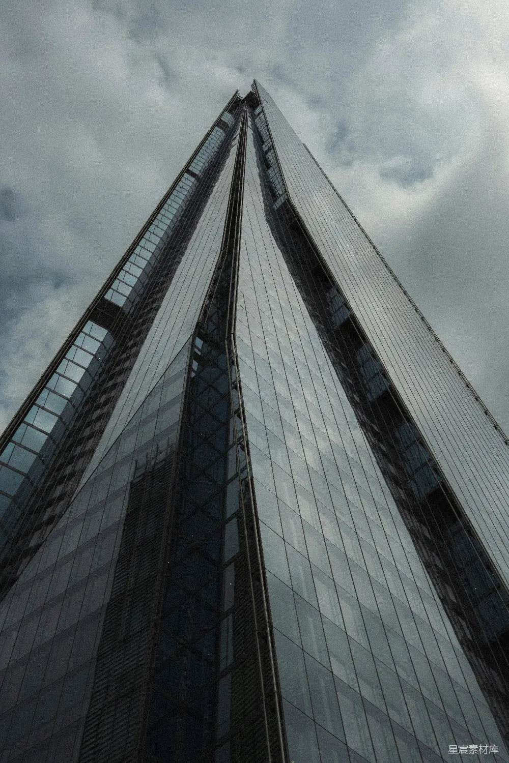 云层中的 Shard 天际大楼耸立着。