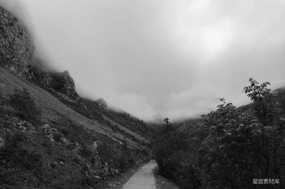 高清摄影  山路上的一条路