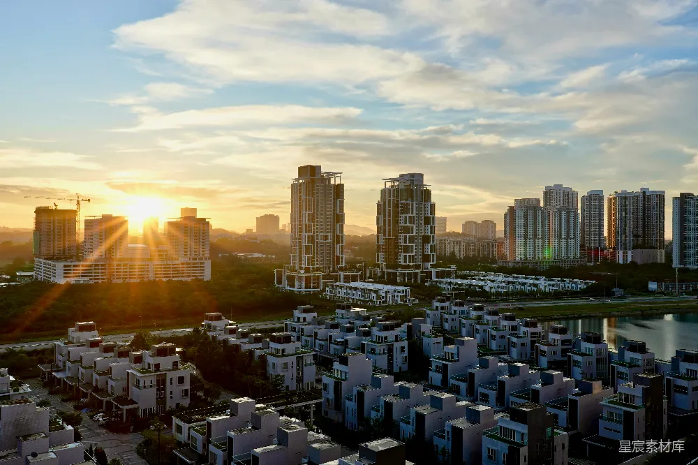夕阳西下，一座高楼林立的城市。