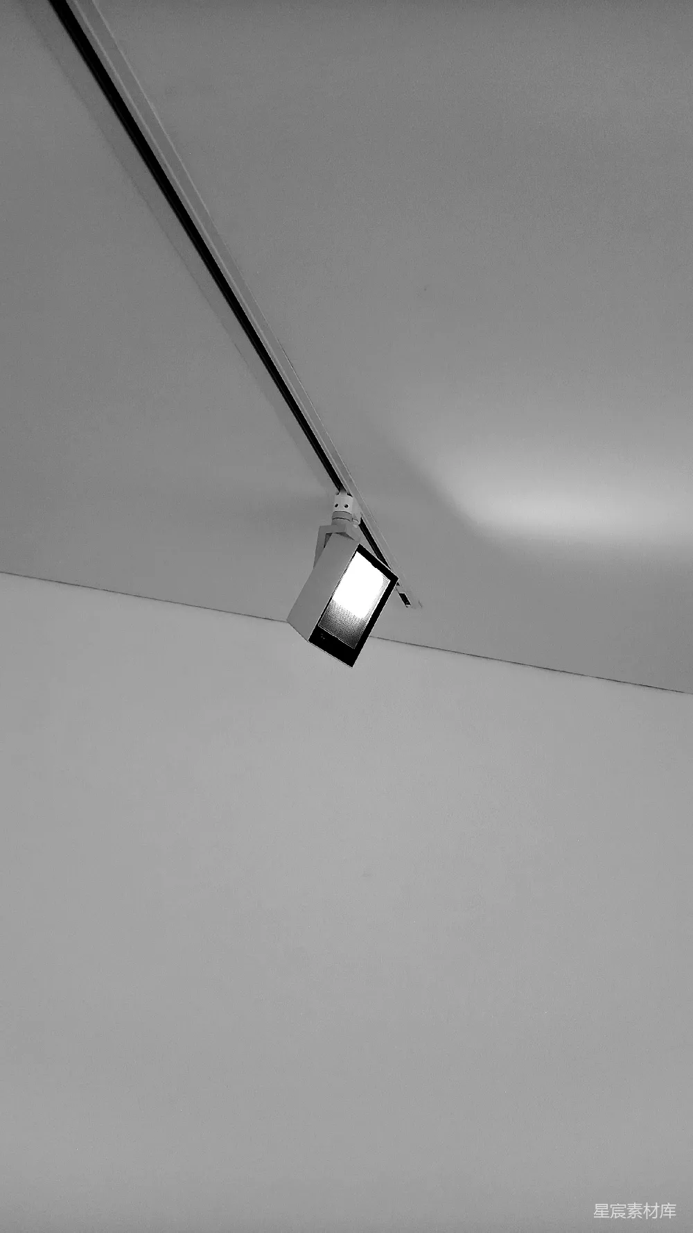 高清摄影  一张黑白照片，显示一个灯具。