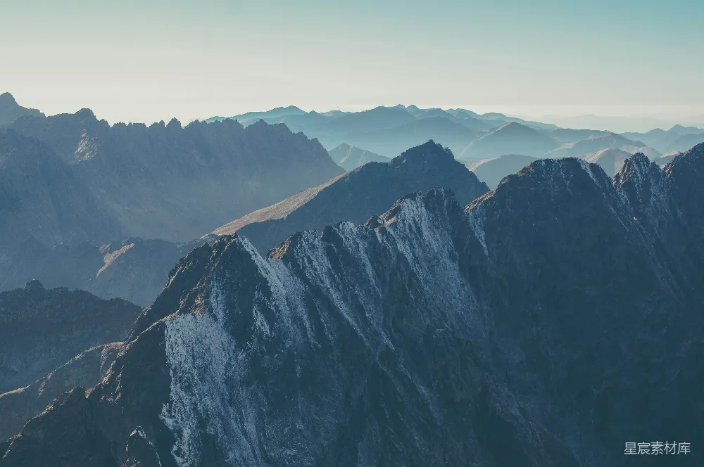 白天的山地航拍
