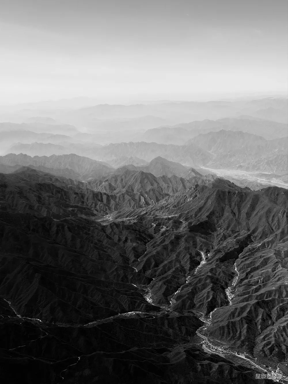 高清摄影  雾蒙蒙的山脉和山谷的鸟瞰图