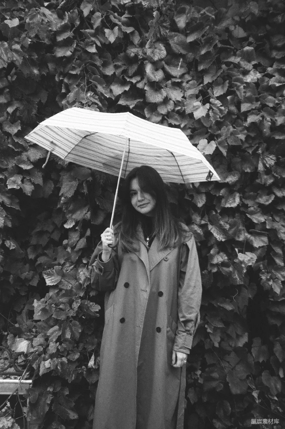 高清摄影 电影 人物 一个穿着雨衣的女人撑着伞