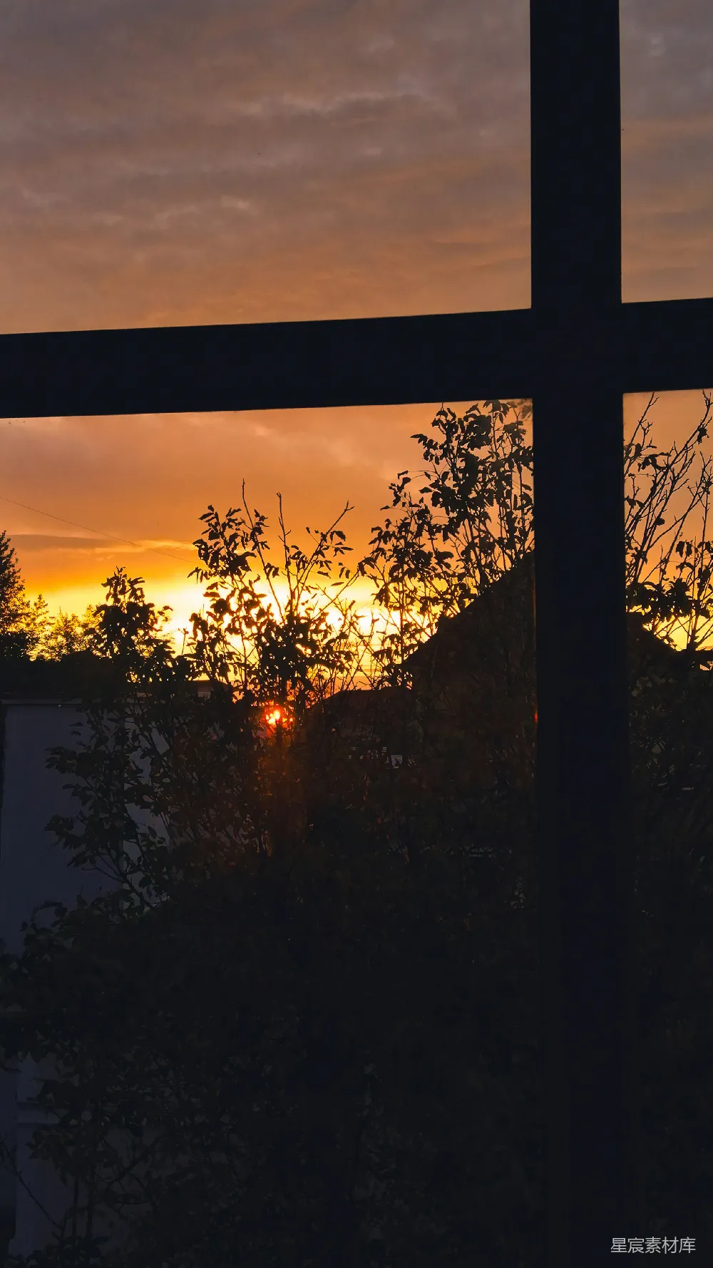 窗前夕阳与前景中的十字交叉