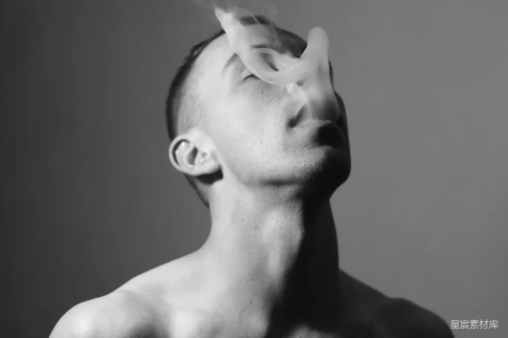 高清摄影  一个没有穿衬衫的人