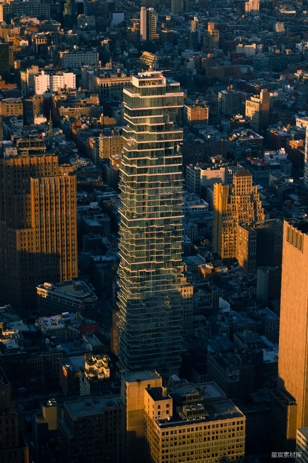 城市上空的俯瞰图，高楼林立
