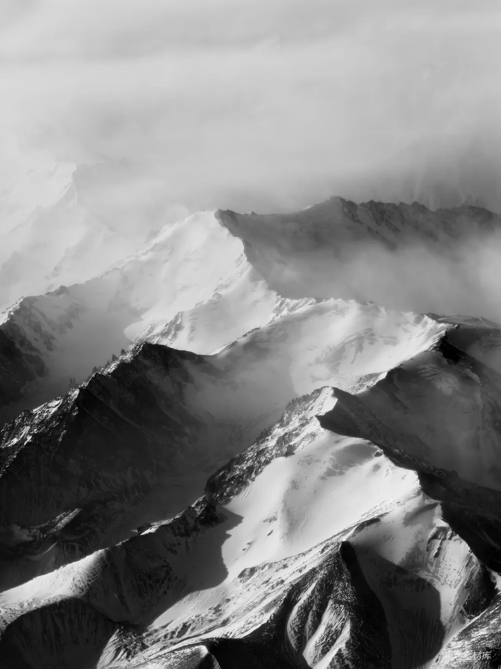 高清摄影  被雾气笼罩的积雪覆盖的山峰