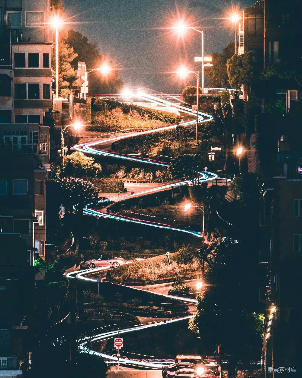 夜晚近水边的一座白墙与一座褐墙的建筑