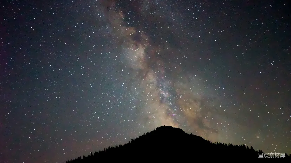 星空下山峦之上