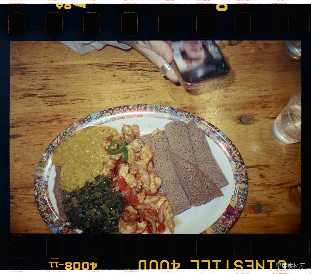 埃塞俄比亚美食拼盘，包括埃梭拉和炖菜