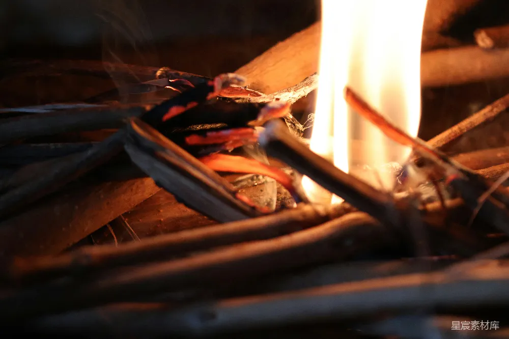 fireplace中的一处近距离拍摄，火正在燃烧。