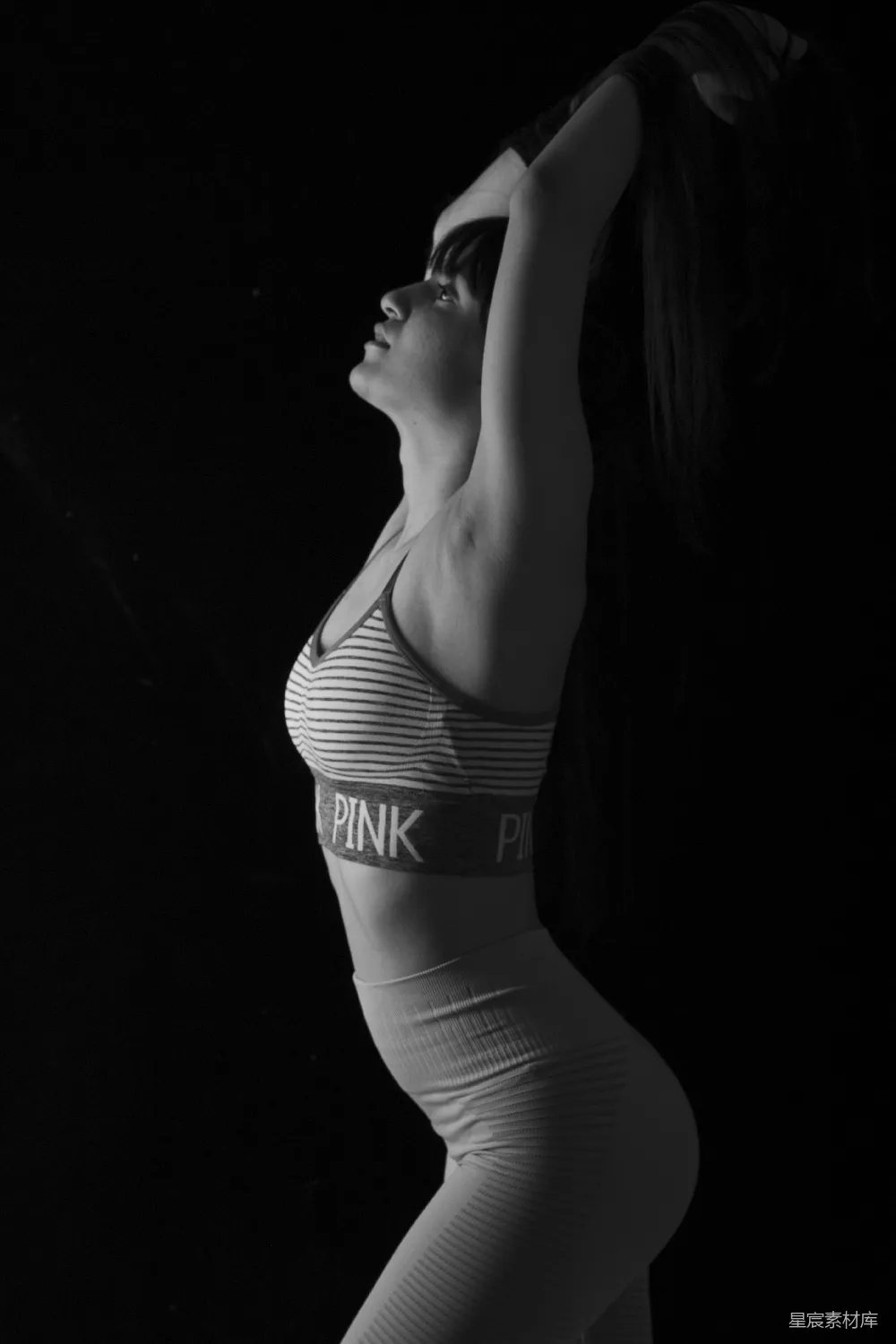 高清摄影  一个女人摆姿势拍照。