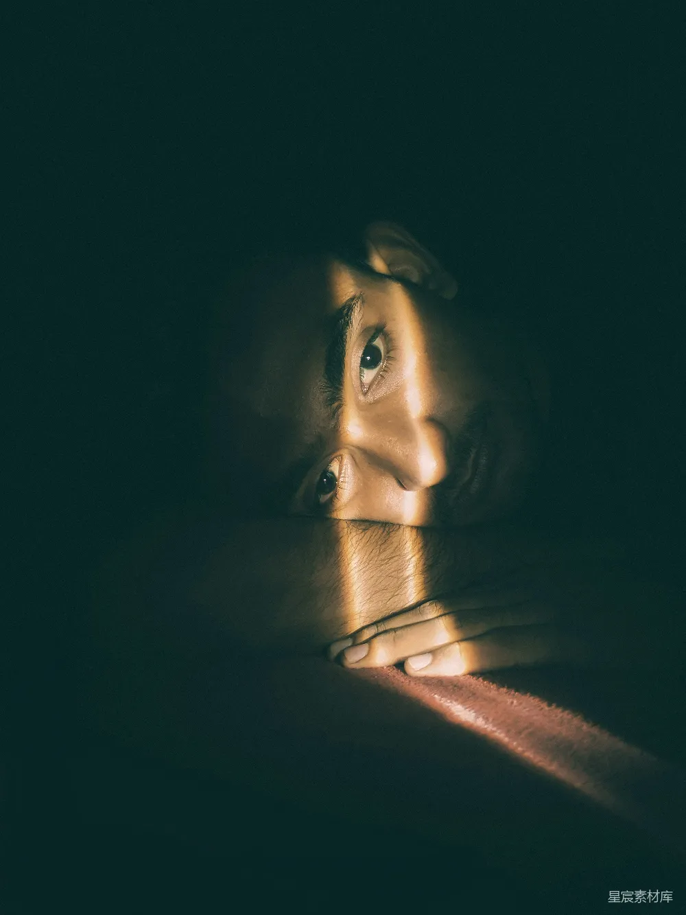 高清摄影  黑暗房间中的女人脸