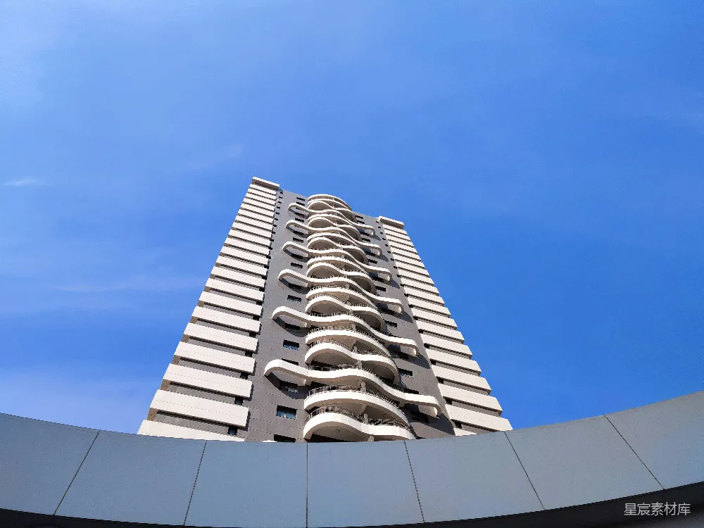 白天灰泥建筑下的蓝天