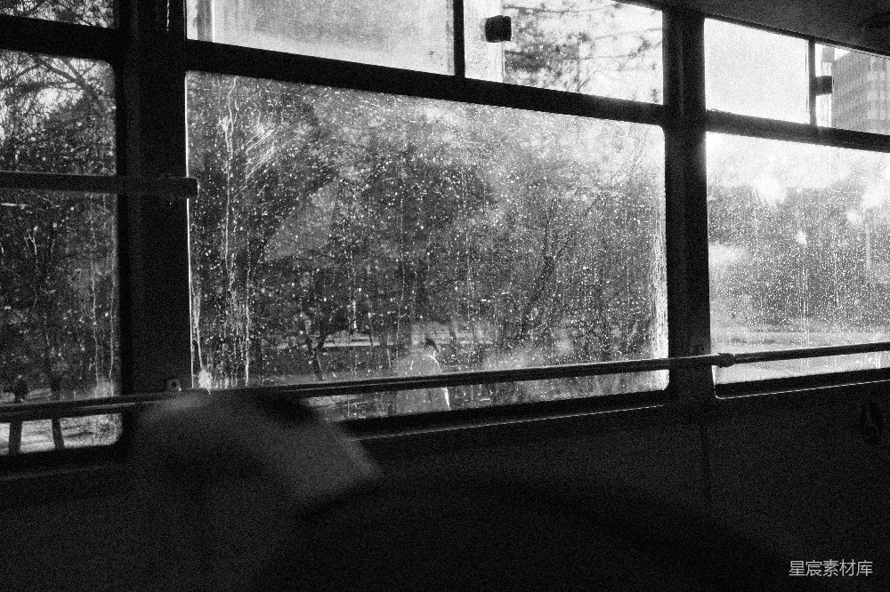高清摄影  从里面看的雨中窗户。