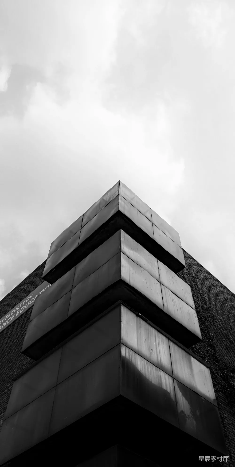 高清摄影  一座建筑在阴云密布的天空下