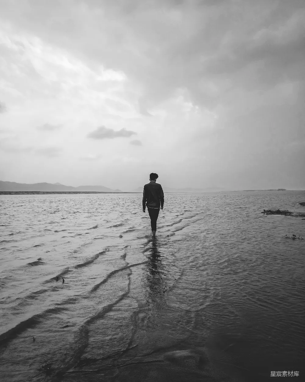 高清摄影  穿黑色夹克的男人站在海滩上