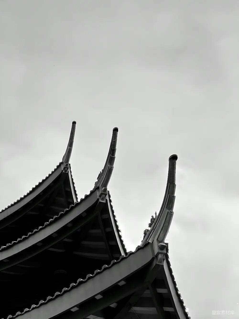 高清摄影  一张黑白照片，展示了一座高大的建筑物。