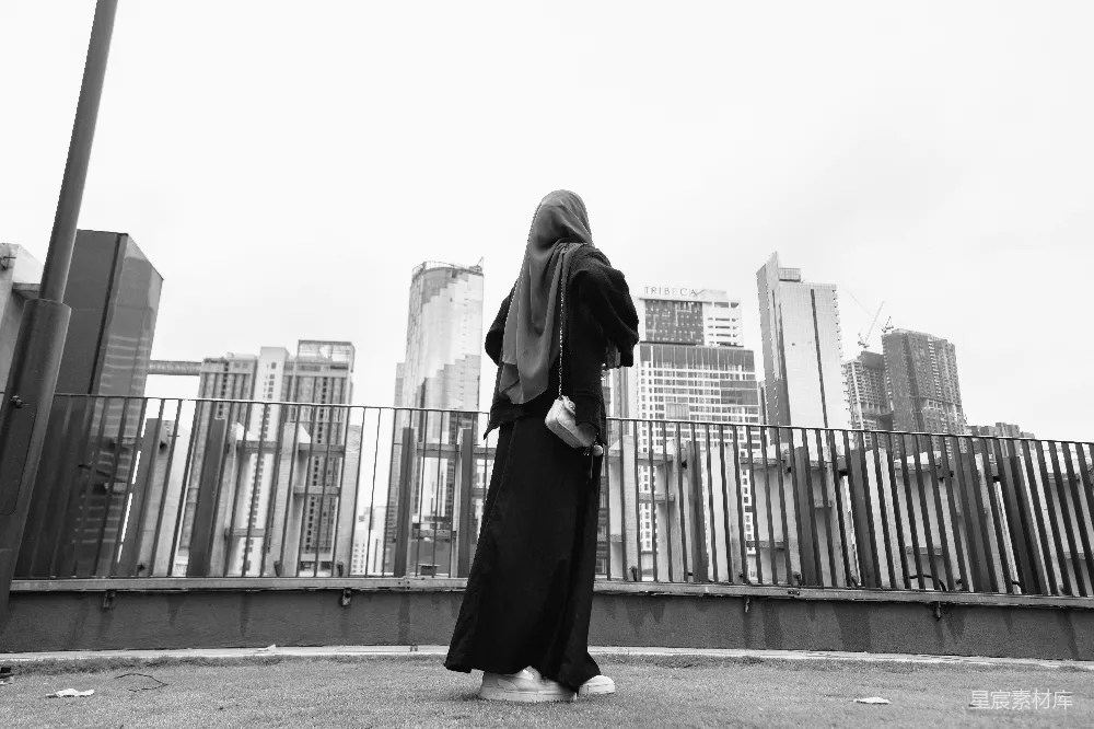 高清摄影  头戴头巾的女性面对着城市天际线