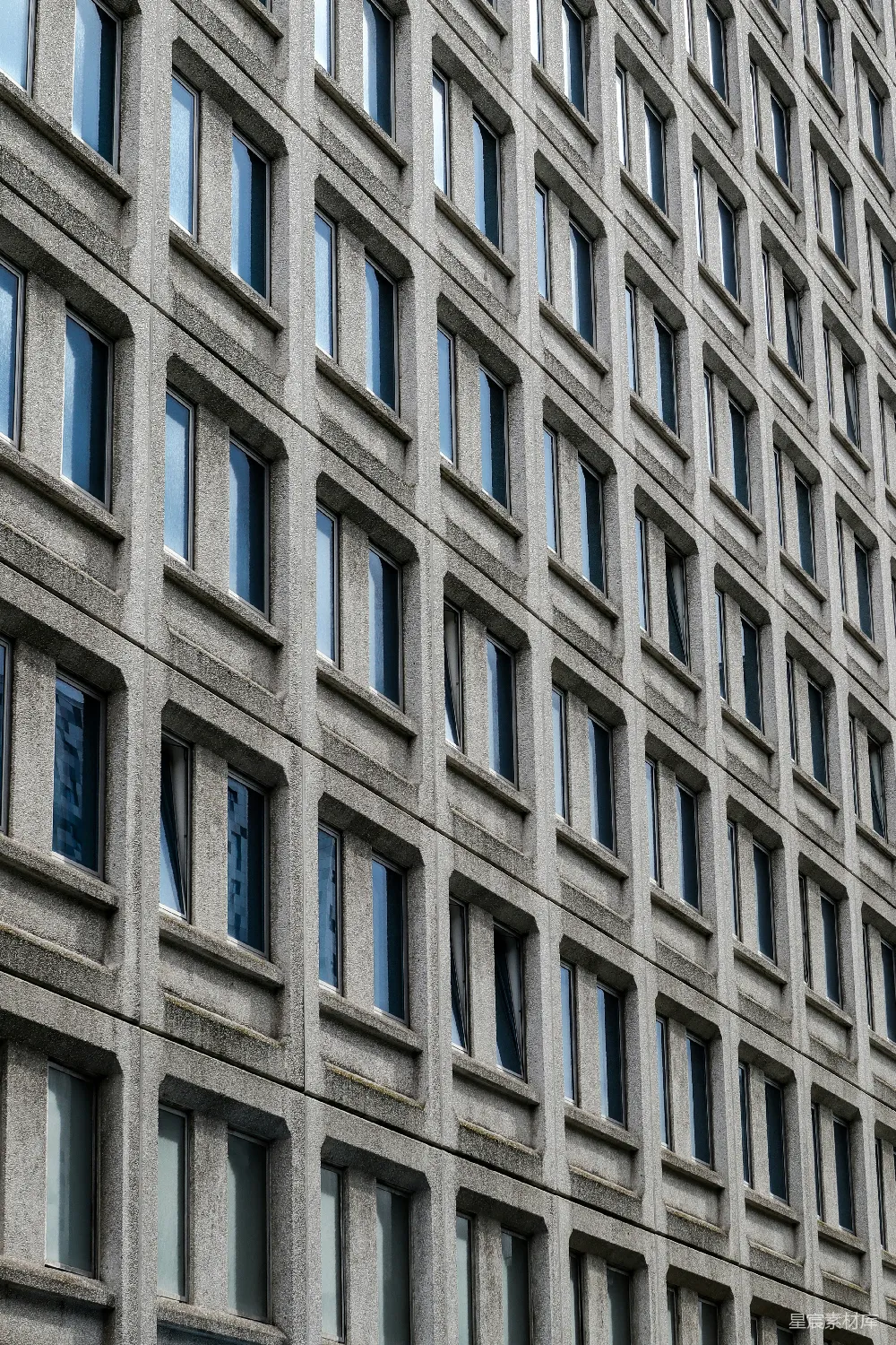 白色和蓝色的混凝土建筑