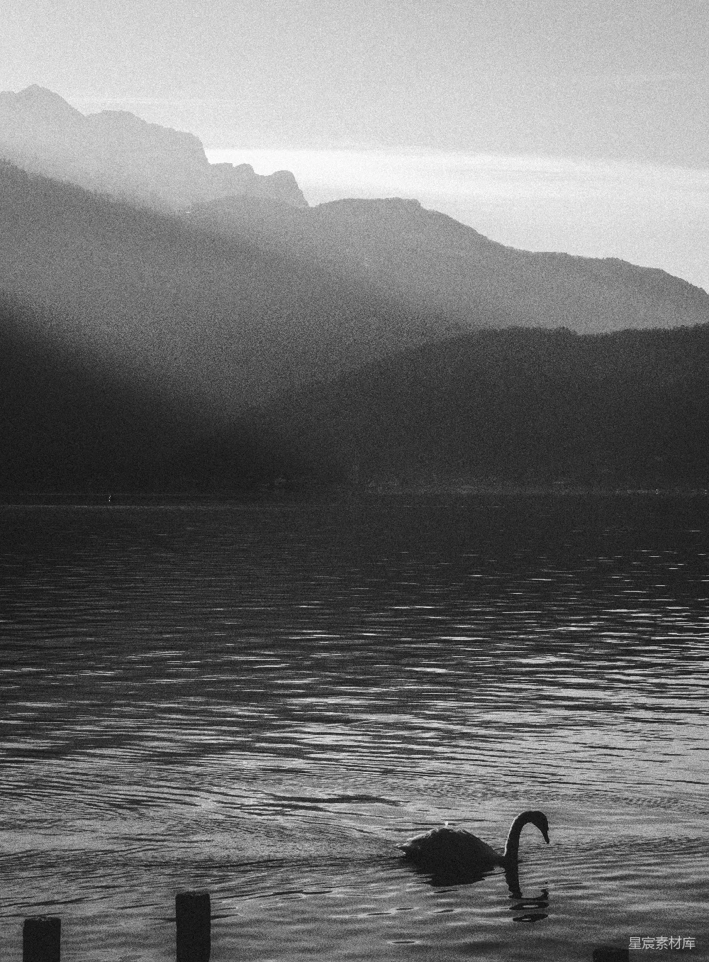 山脚下的一张单色水体照片