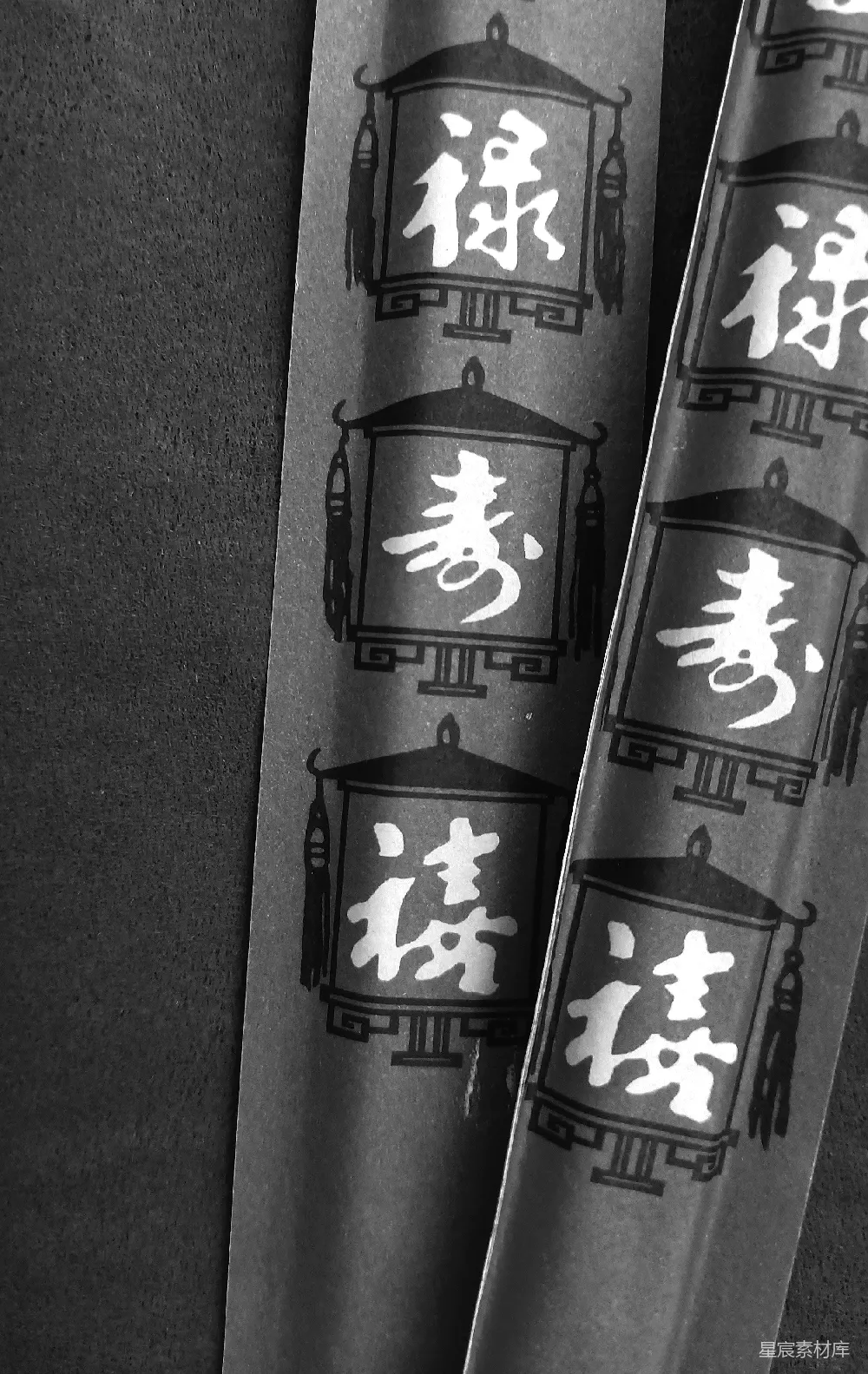 高清摄影  一张领带的特写照片，上面有亚洲文字。