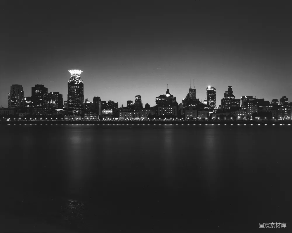 高清摄影 电影 旅行 壁纸 一张夜晚的城市黑白照片