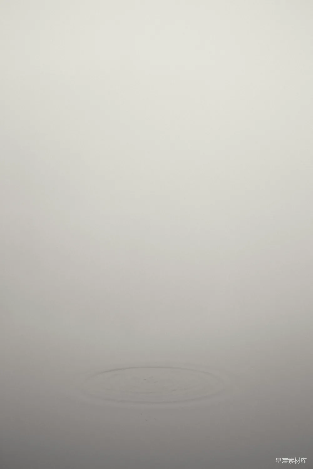 高清摄影 壁纸 一张黑白照片，天空中雾气弥漫。