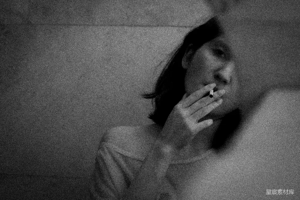 高清摄影  穿着背心的女人在抽烟