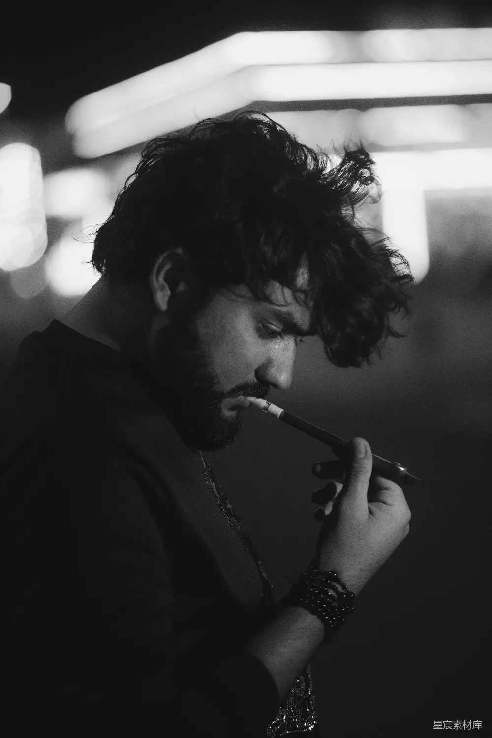 高清摄影  一个男人在抽烟。