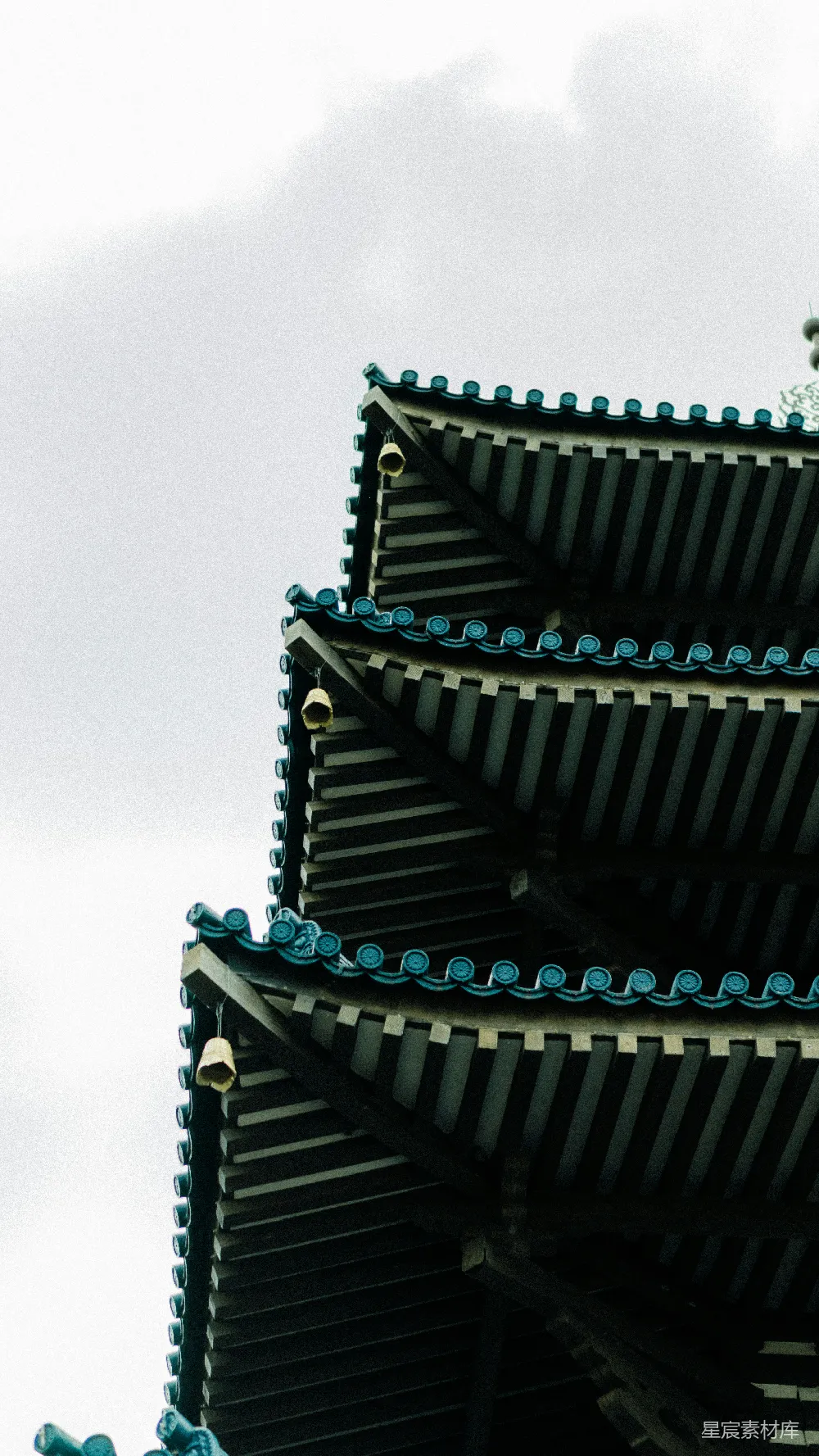 高楼顶部的一座钟表