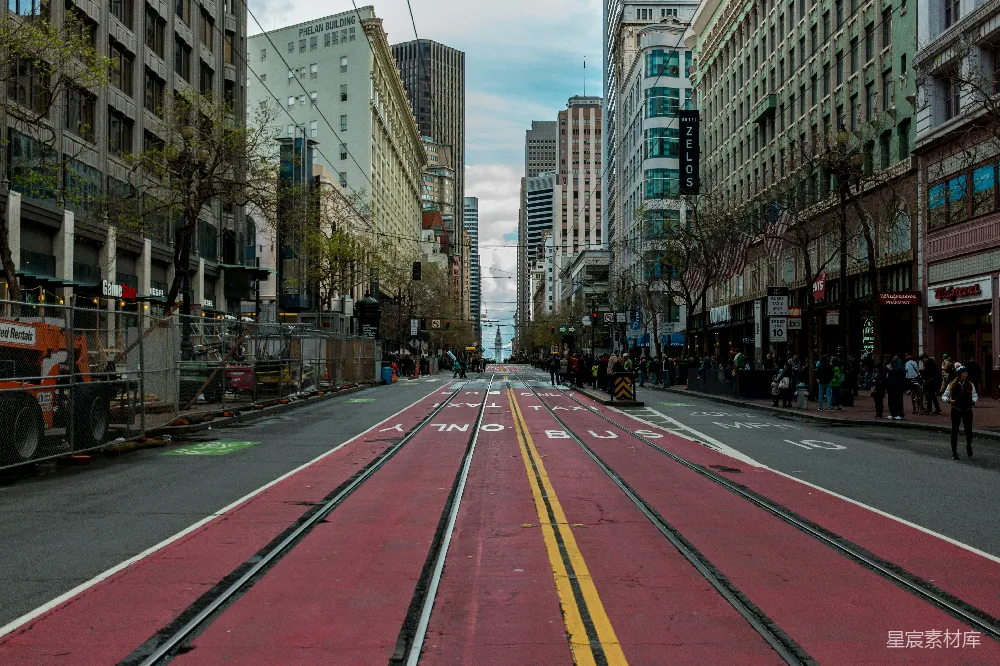 白天高楼之间道路上的车辆