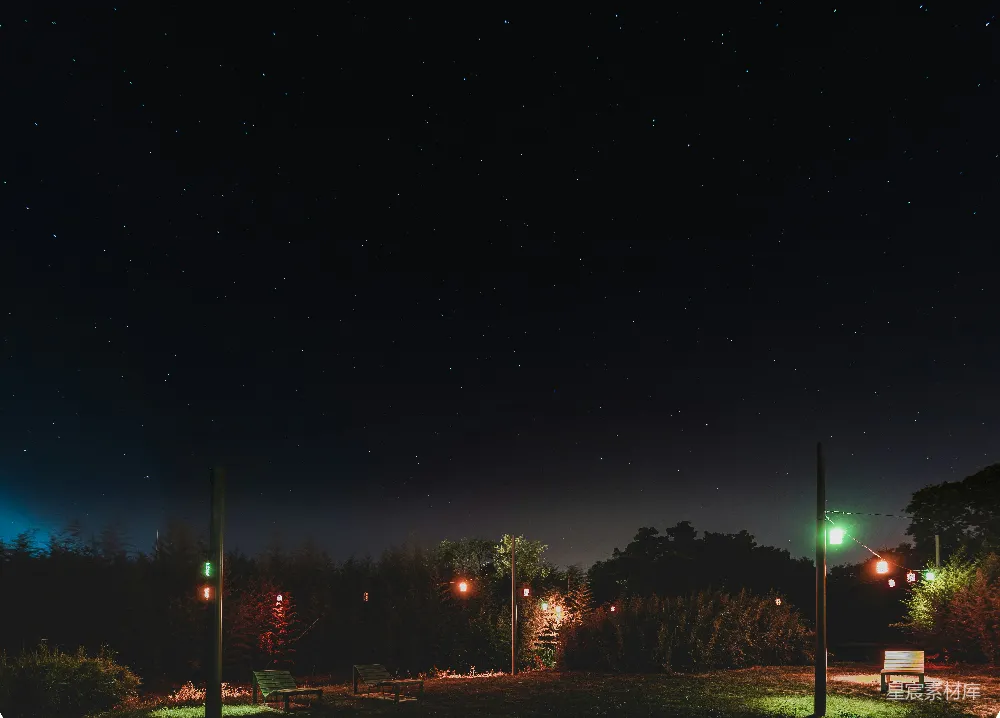 夜晚绿灯亮起