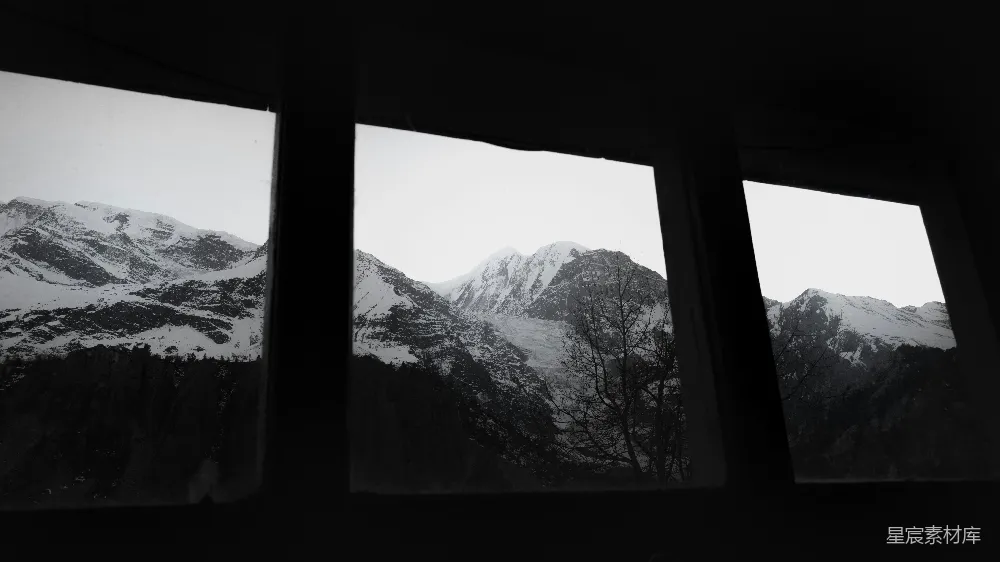 高清摄影  透过三扇暗窗望见雪山