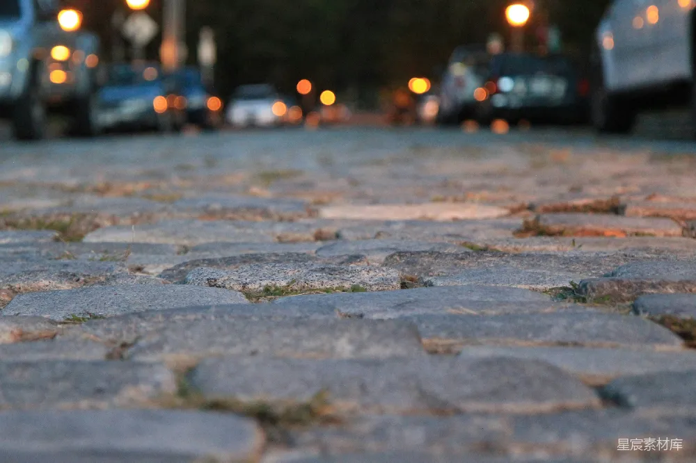 夜间灰色混凝土路面上的水滴