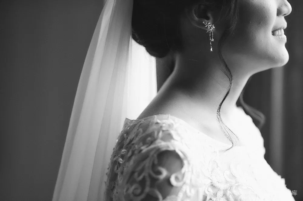 高清摄影  穿着白色花裙的女人