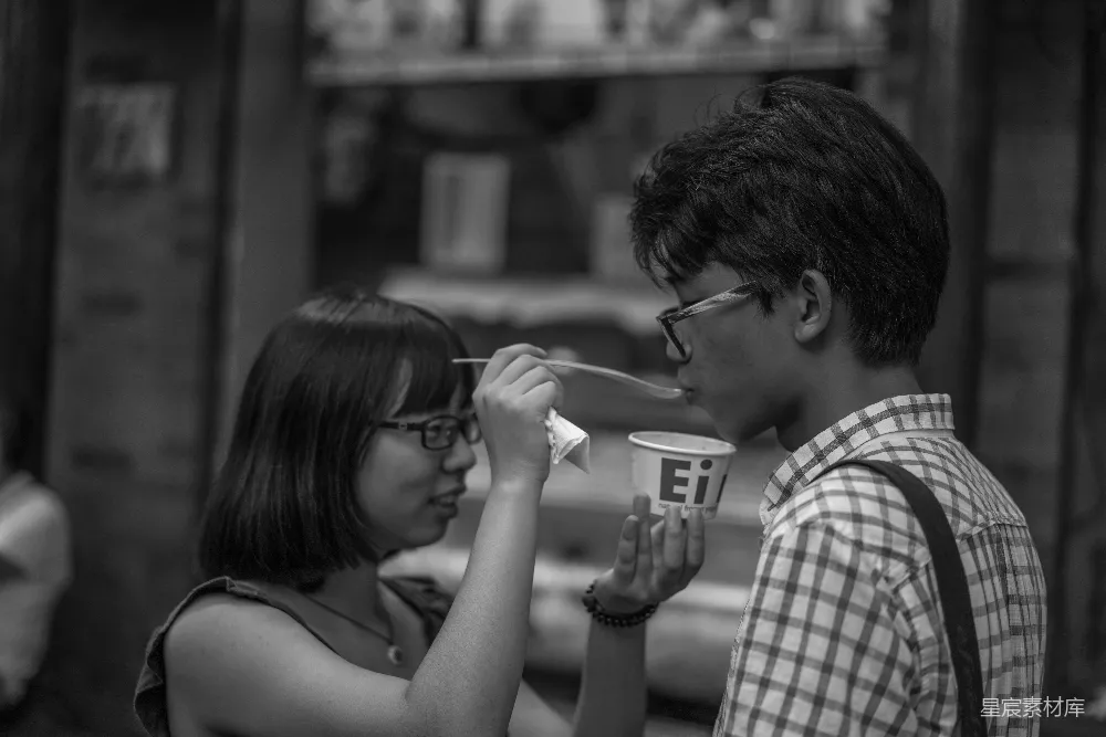 高清摄影  灰度摄影中，女人为男人端菜。