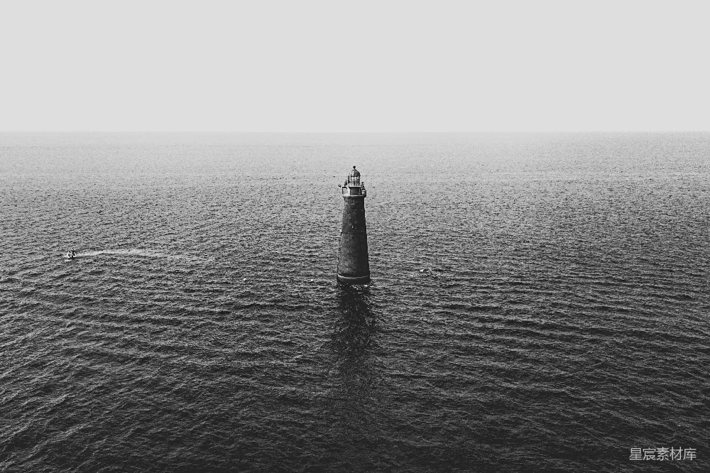 高清摄影  灰色混凝土灯塔被海水包围