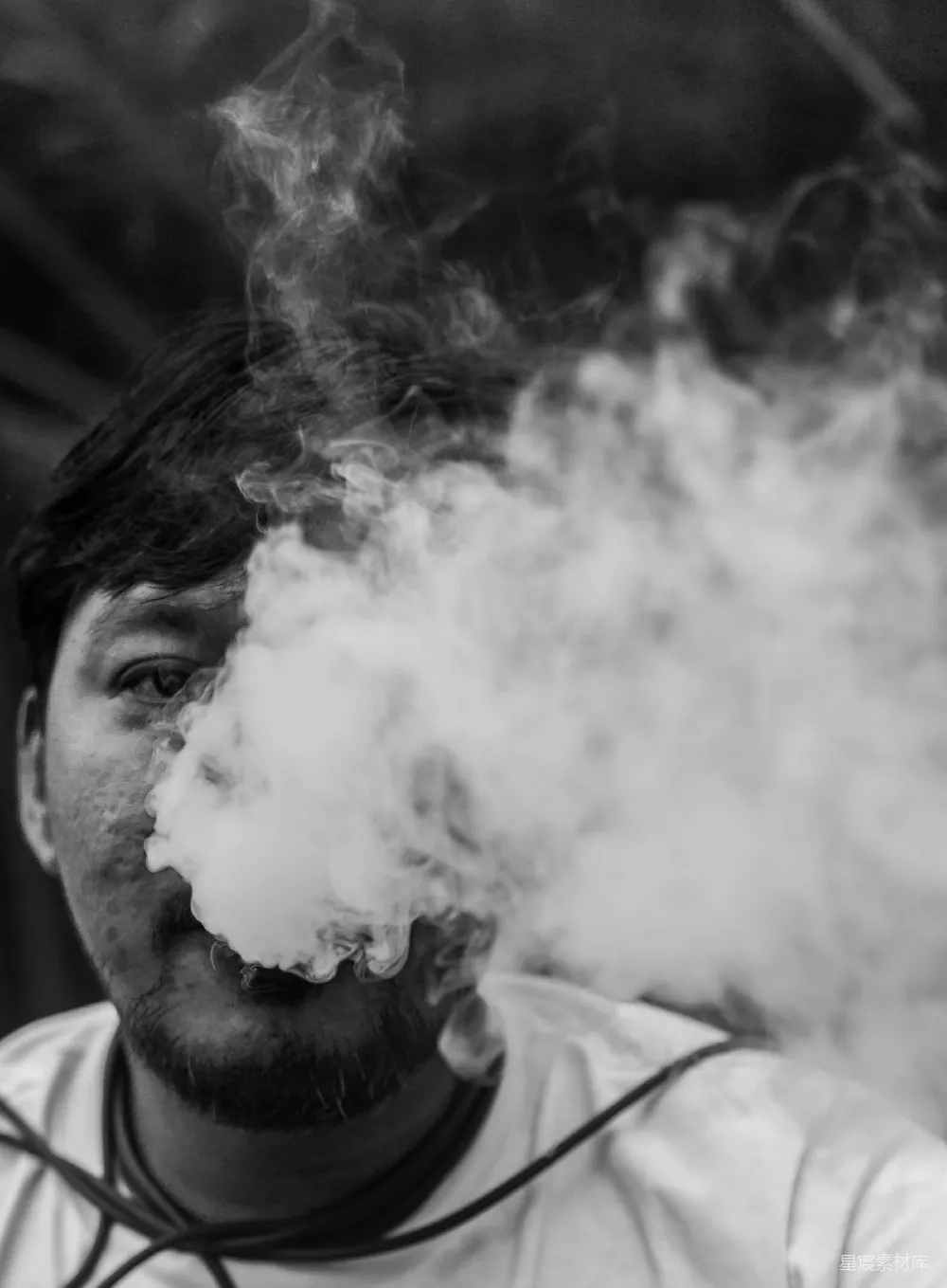 高清摄影  一个男人在黑白照片中抽着香烟