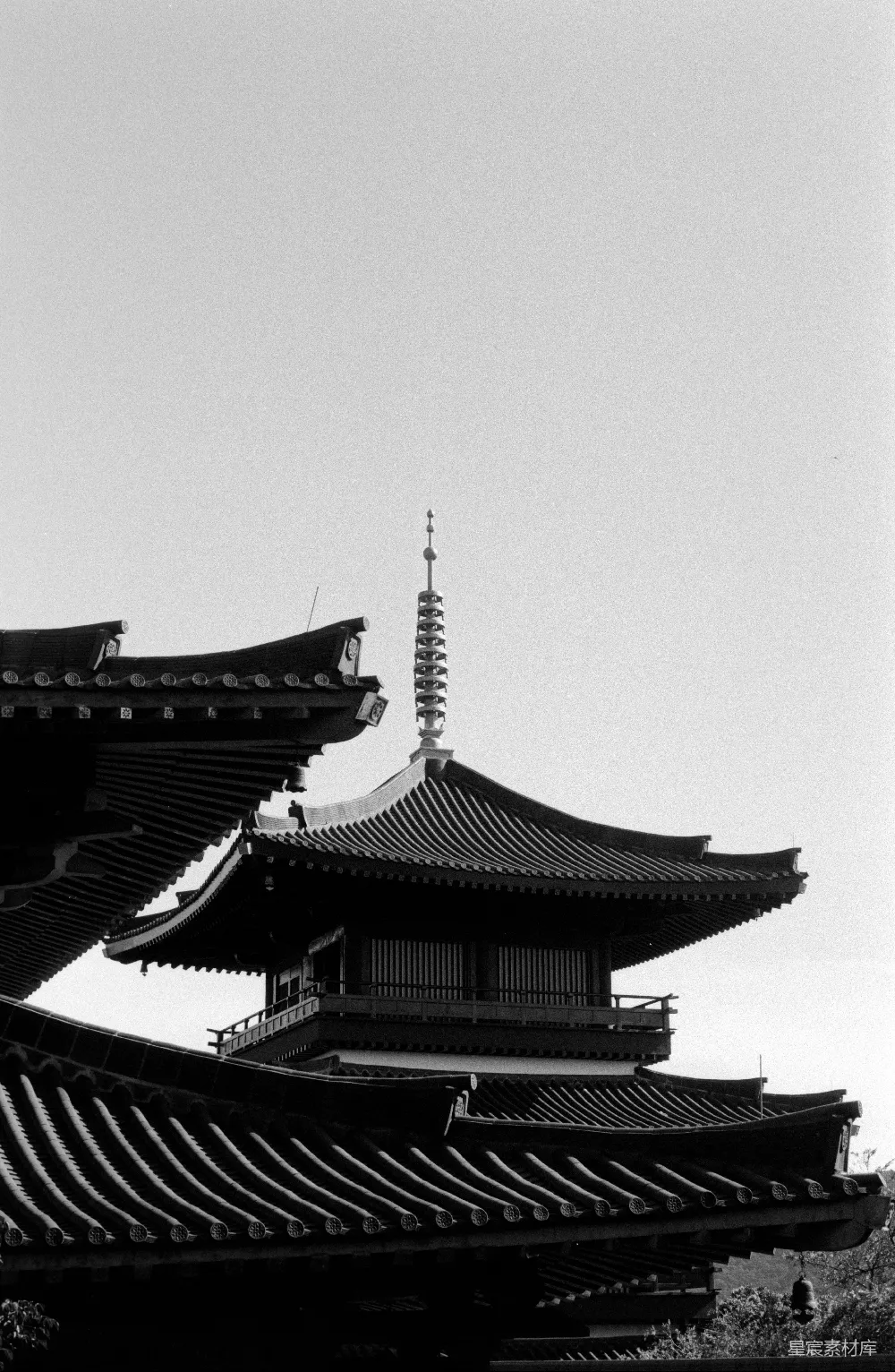 高清摄影  传统的日本寺庙建筑在晴朗的天空下。