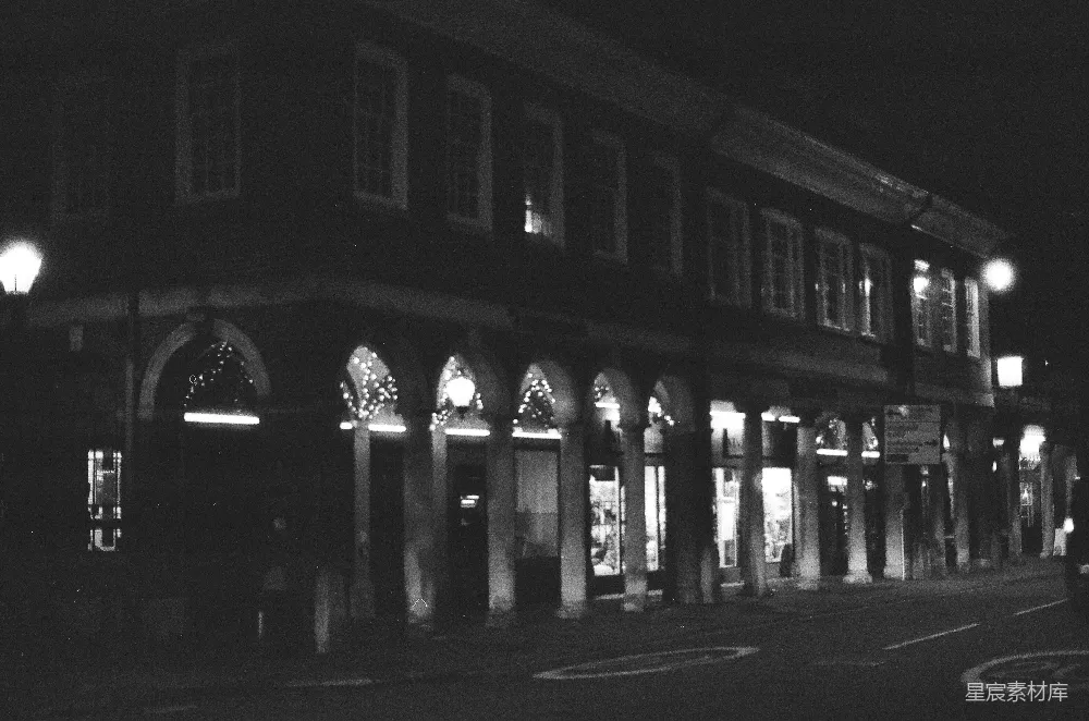高清摄影  带有拱形店面的建筑在夜间