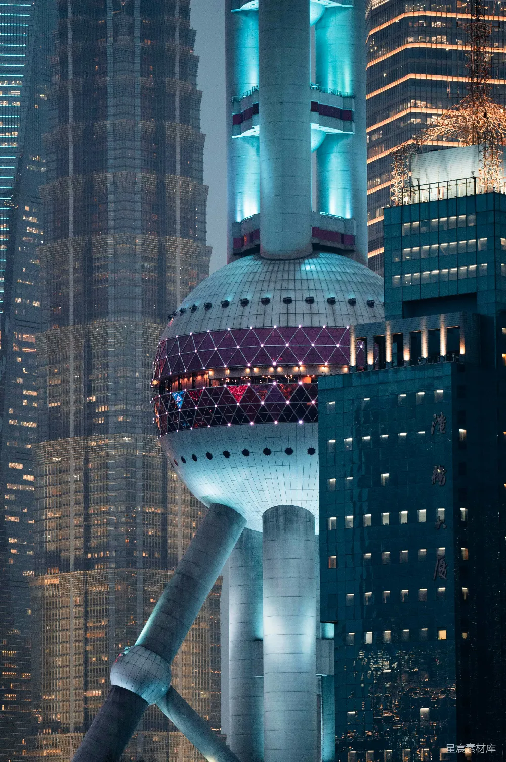 城市中心的一座高大建筑